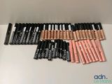 une table sur laquelle sont disposés de nombreux types de mascaras différents