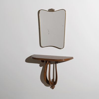 un miroir accroché au mur au-dessus d'une table en bois