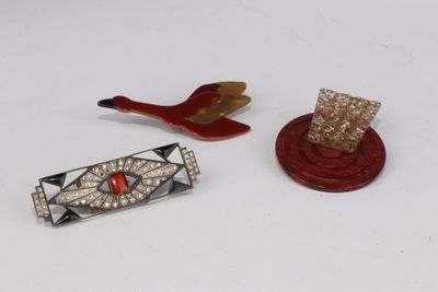 trois bijoux de style Art déco, dont un oiseau, une bague et une broche