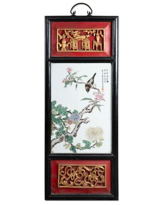 une tenture murale à cadre rouge et noir, ornée d'oiseaux et de fleurs