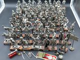 une vaste collection de figurines en argent représentant des chevaliers et des soldats