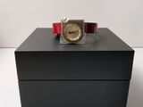 une boîte noire sur laquelle est posée une montre