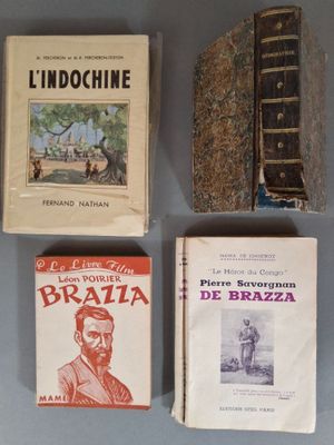 trois livres sont posés sur une table les uns à côté des autres