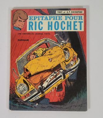 une vieille bande dessinée sur laquelle figure l'image d'un homme au volant d'une voiture jaune