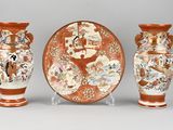 trois vases posés l'un à côté de l'autre sur une table
