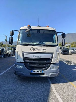 un camion blanc garé dans un parking