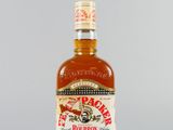 une photo d'une bouteille de bourbon posée sur une table