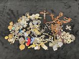 un tas d'objets religieux divers posés par terre