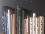 de nombreux livres posés sur une étagère au-dessus d'un lit