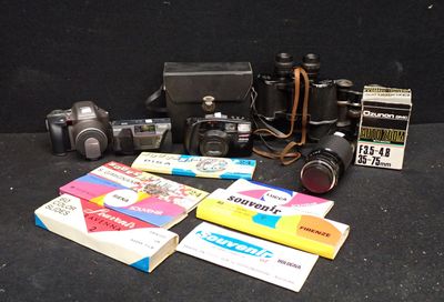de nombreux types d'appareils photo et de livres posés sur la table