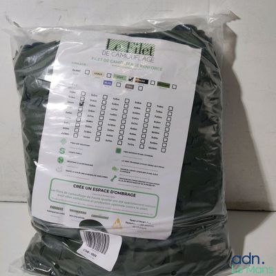 un sac d'herbe verte posé sur une table, avec une étiquette de prix