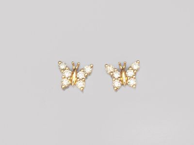 une paire de boucles d'oreilles en or ornées de pierres blanches