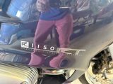 le reflet d'une personne debout à l'arrière d'une moto