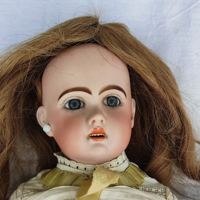 Gros plan sur une poupée aux cheveux longs