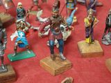 un grand nombre de figurines posées sur une table