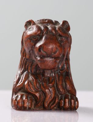 Élément d'ornement de meuble en bois sculpté figurant un lio…