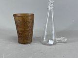 un vase et un verre sur la table