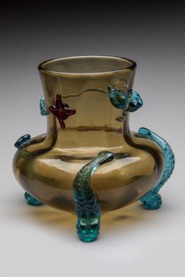 un vase en verre orné d'un dragon
