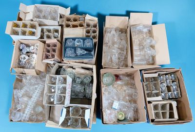 plusieurs cartons contenant des objets divers, posés sur une surface bleue