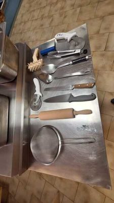 une photo d'un plan de travail de cuisine sur lequel sont posés un mixeur et des ustensiles