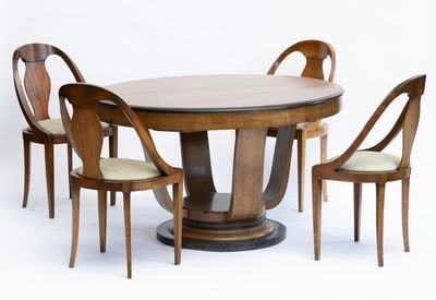 quatre chaises disposées autour d'une table à manger ronde au plateau en marbre