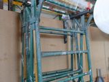 une image d'une machine qui travaille sur un morceau de bois