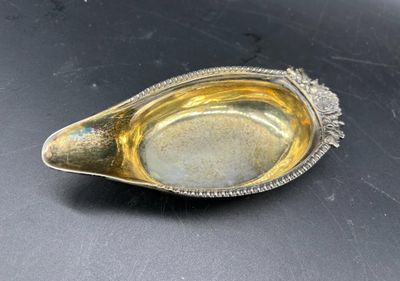 une cuillère en argent posée sur une table