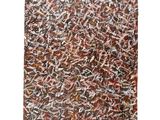 une peinture abstraite réalisée à l'aide de peinture rouge, blanche et noire sur un fond blanc