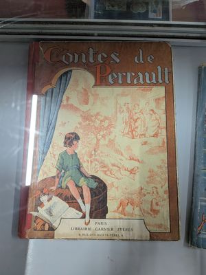 deux livres exposés dans une vitrine
