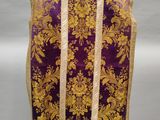 un gros plan d'un gilet violet et doré sur un mannequin