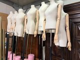 de nombreux mannequins alignés sur une étagère dans une pièce
