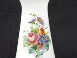 un vase orné de fleurs peintes sur fond noir