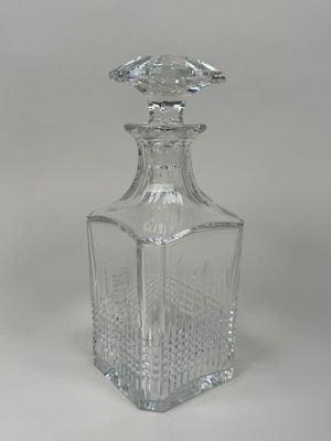 carafe en cristal avec bouchon et bouchon sur le dessus