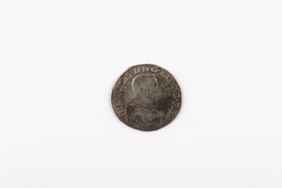 gros plan d'une pièce de monnaie sur une surface blanche