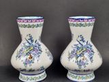 deux vases posés sur une table
