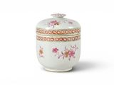 une image représentant un vase blanc orné de fleurs roses