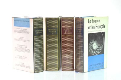 plusieurs livres sont alignés sur une surface blanche