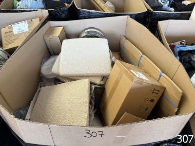 de nombreux cartons remplis d'objets dans la cour