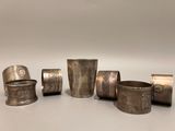 six serviettes et tasses anciennes en argent, ornées de motifs