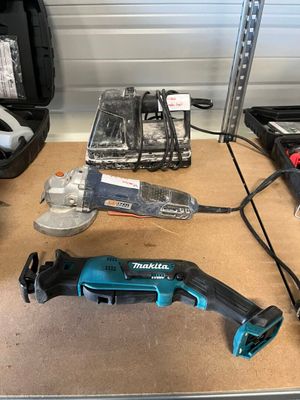 de nombreux outils posés sur une table