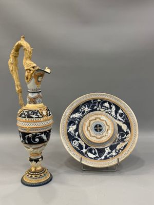 deux vases et une assiette posés sur une table sur laquelle se trouve un oiseau