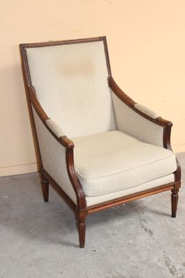 une image représentant une chaise placée dans une pièce