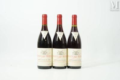 trois bouteilles de vin posées sur une table l'une à côté de l'autre