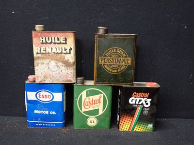 Plusieurs vieux bidons d'essence sont empilés les uns sur les autres