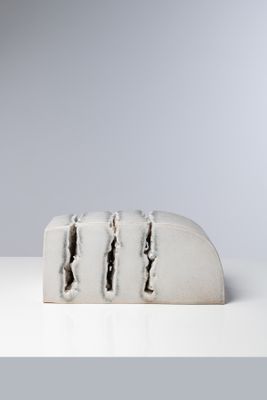 un gros plan d'une œuvre d'art posée sur une table
