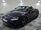 une photo d'une voiture de sport noire garée dans un garage