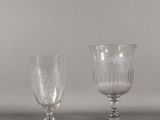 deux verres posés l'un à côté de l'autre sur une table