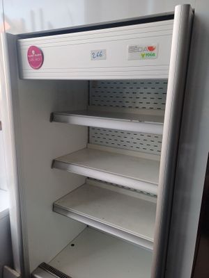 un réfrigérateur qui comporte de nombreuses étagères