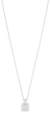 un collier blanc avec un pendentif de forme carrée suspendu à une chaîne