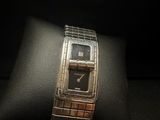 montre Chanel exposée devant un écrin noir